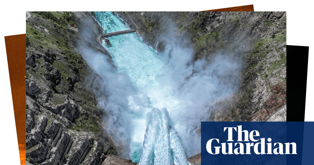 Raging torrents, fighting gulls and Muslim devotion: photos of the day – Wednesday