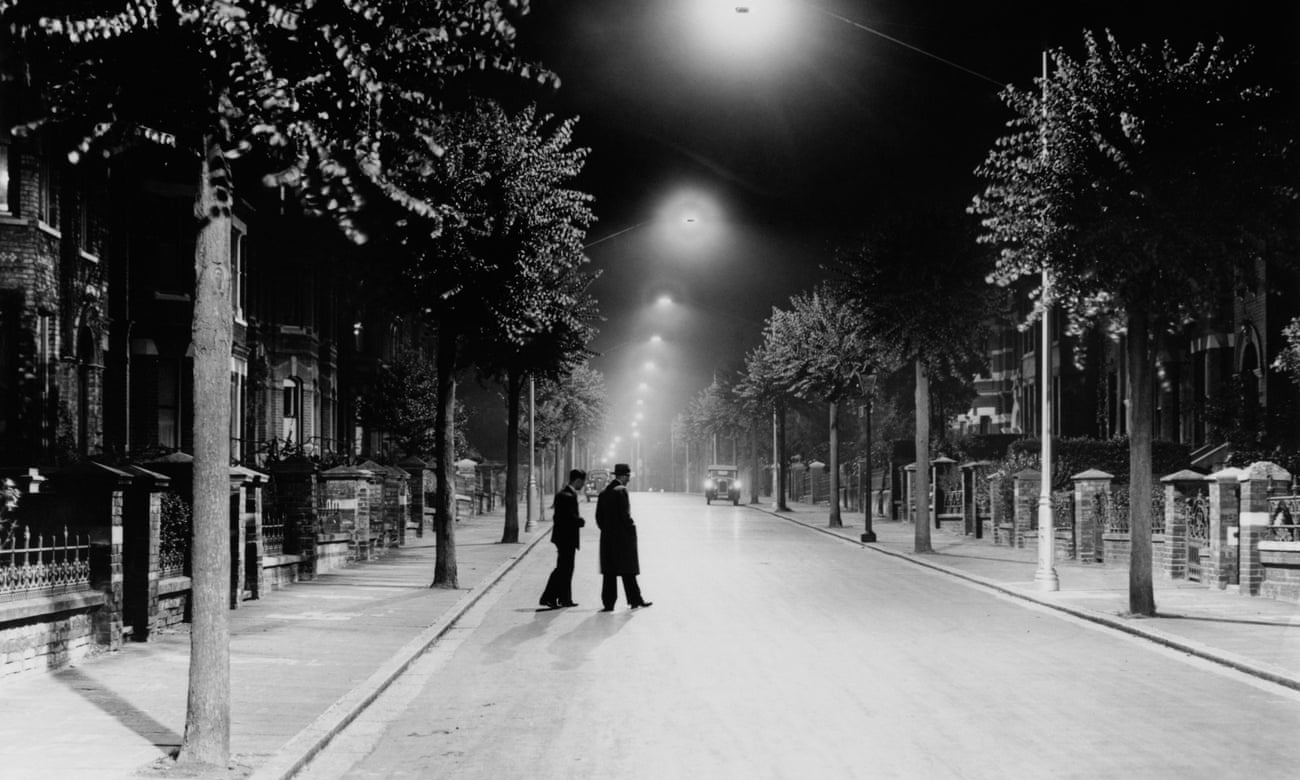 ‘The ultimate badge of modernity’ : street lighting in London 1937. 