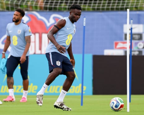 Tuchel báo tin không vui về Bukayo Saka ngay trước ngày khai mạc World Cup 2 Bukayo Saka is playing through pain barrier, says Tuchel, as World Cup looms | England | The Guardian