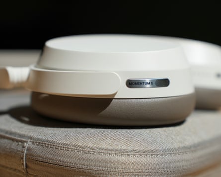 A metallic strip on with Sennheiser written on it on the left ear cup of the Momentum 5 headphones.