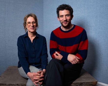 Reichardt and O’Connor sitting on a bench indoors.