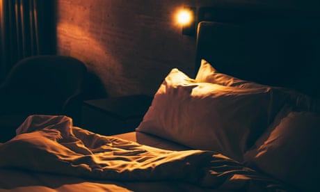 Una cama deshecha por la noche