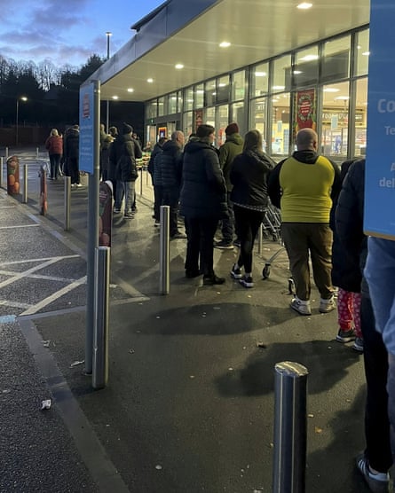 طوابير خارج ألدي في ستابلفورد في نوتنغهام.