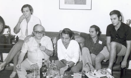 (از سمت چپ) تام جوبیم، وینیسیوس دی مورائس، رونالدو بوسکولی، روبرتو منسکال و کارلوس لیرا در خانه وینیسیوس دی مورائس در سال 1973.