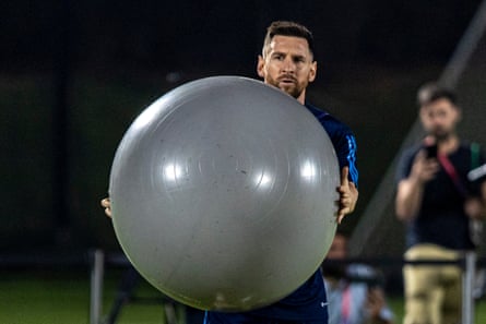 Lionel Messi sur le ballon lors de l'entraînement de vendredi.