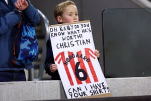 Penggemar muda ini akan lega melihat Christian Norgaard di starting line-up Brentford.