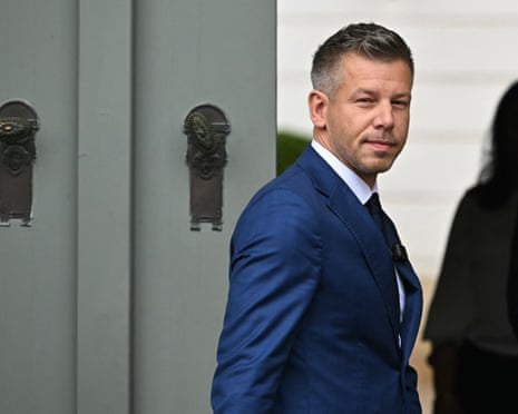 हंगरी के नवनिर्वाचित प्रधान मंत्री पीटर मग्यार बुडापेस्ट में राष्ट्रपति सैंडोर पैलेस के प्रवेश द्वार पर पहुंचे।