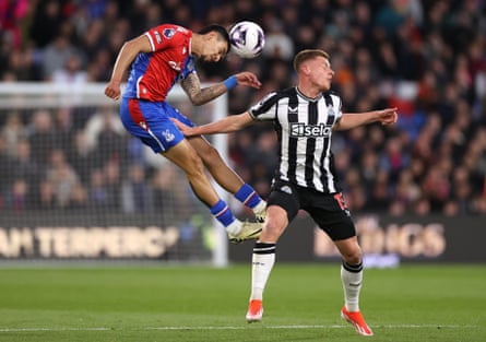 Muñoz wins a header in Crystal Palace’s victory over Newcastle at Selhurst Park in April.