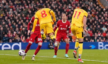 Gustavo Hamer’s header deflects off Conor Bradley to put Sheffield United level.