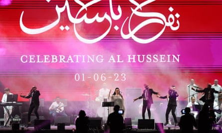 La chanteuse jordanienne Diana Karazon se produit lors d'un concert gratuit au stade international d'Amman avant le mariage royal