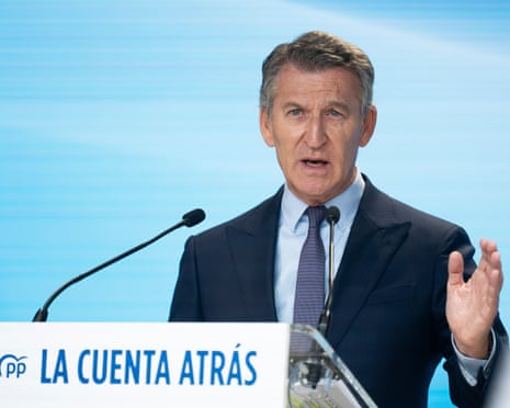 Alberto Nuñez Feijoo appears before the media at a press conference last week.