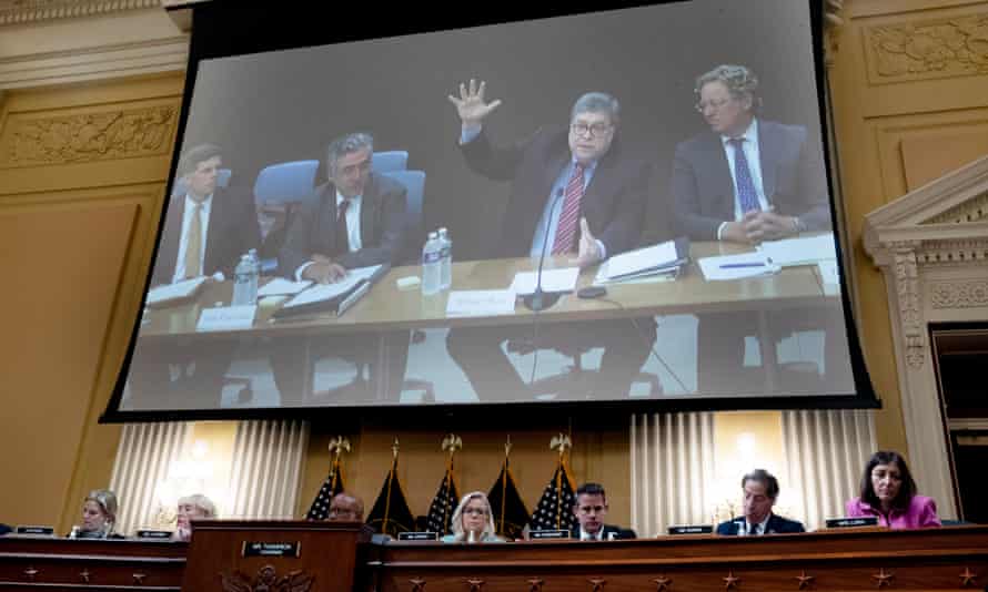 William Barr (arriba en el centro) dando testimonio en una audiencia del comité selecto de la Cámara.
