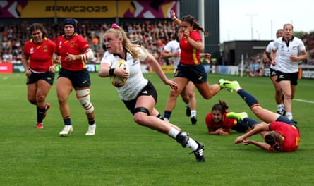 The New Zealand flanker Jorja Miller angles successful for a tally to nan tryline arsenic she scores against Spain