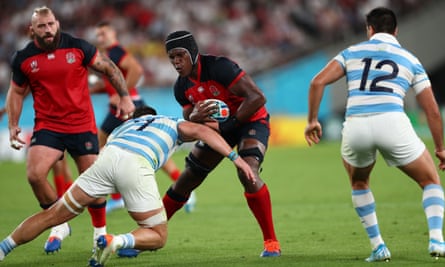 Maro Itoje rides a challenge during England’s match against Argentina.