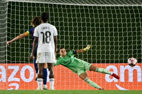 Alexia Putellas scores a penalty.