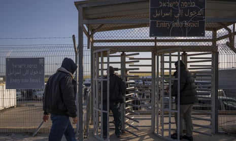 Palestinian workers enter Israel from Gaza at the Erez crossing