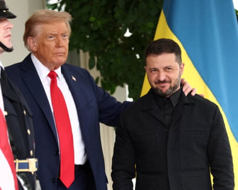 O presidente dos EUA, Donald Trump, cumprimenta o presidente ucraniano Volodymyr Zelenskyy na Casa Branca em agosto do ano passado.