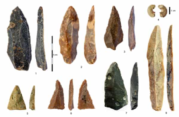 Artefakty kamienne, w tym spiczaste ostrza, znalezione w jaskini Bacho Kiro w Bułgarii.