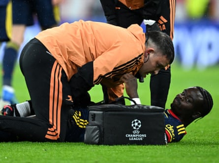 Bukayo Saka receives treatment after going down injured early on