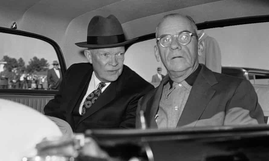 رئیس جمهور دویت آیزنهاور با کلیفورد رابرتز ، رئیس هیئت ملی آگوستا در سال 1959