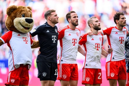 Daniel Peretz next to Harry Kane in a lineup of Bayern Munich players with the club mascot