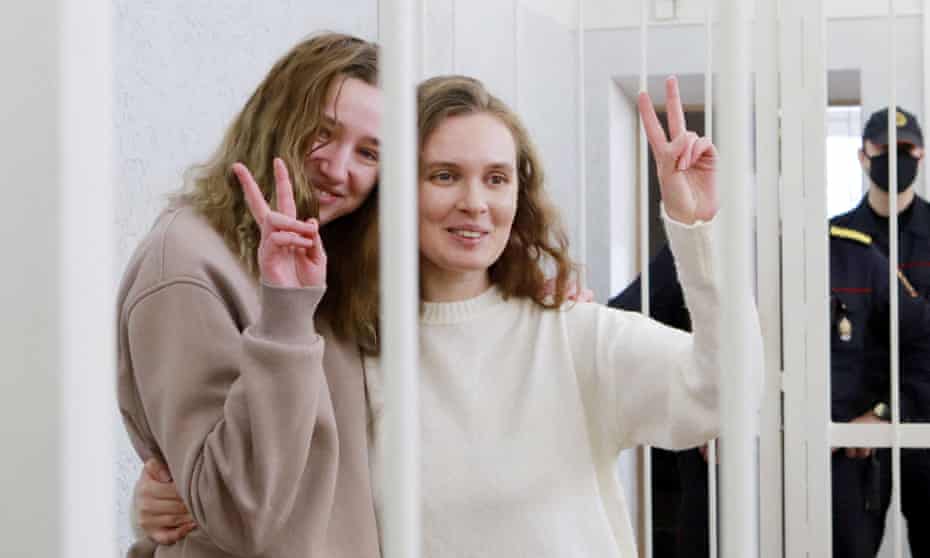 Katsiaryna Andreyeva, and Darya Chultsova make ‘V’ signs from cage in court