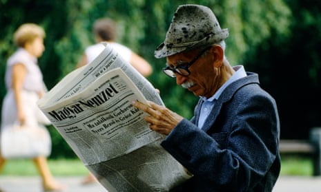 Man reading Magyar Nemzet.