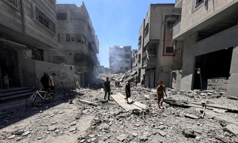 Palestinians search for casualties at the site of Israeli strikes on houses, amid Israel-Hamas conflict, in Gaza City, June 22, 2024. REUTERS/Ayman Al Hassi