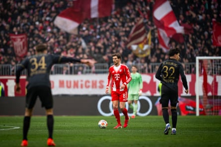 Leon Goretzka with the ball at his feet in Bayern Munich’s game against Augsburg at the Allianz Arena