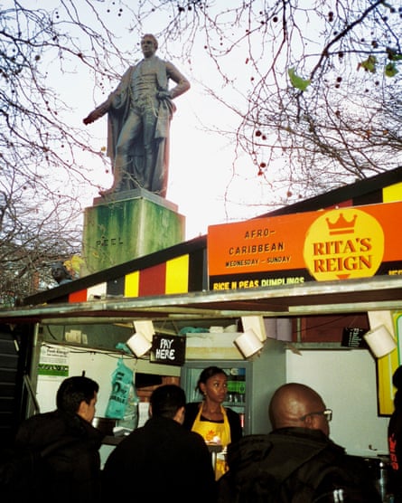 Rita's Reign debajo de una estatua de Sir Robert Peel