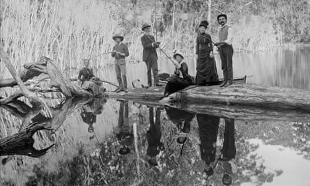 20. yüzyılın başında Avustralya'da balık tutan bir grup insan