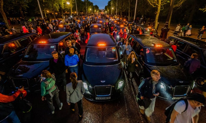 رانندگان تاکسی لندن در حالی که ازدحام جمعیت در کاخ باکینگهام جمع می‌شوند، در مرکز خرید ادای احترام می‌کنند.