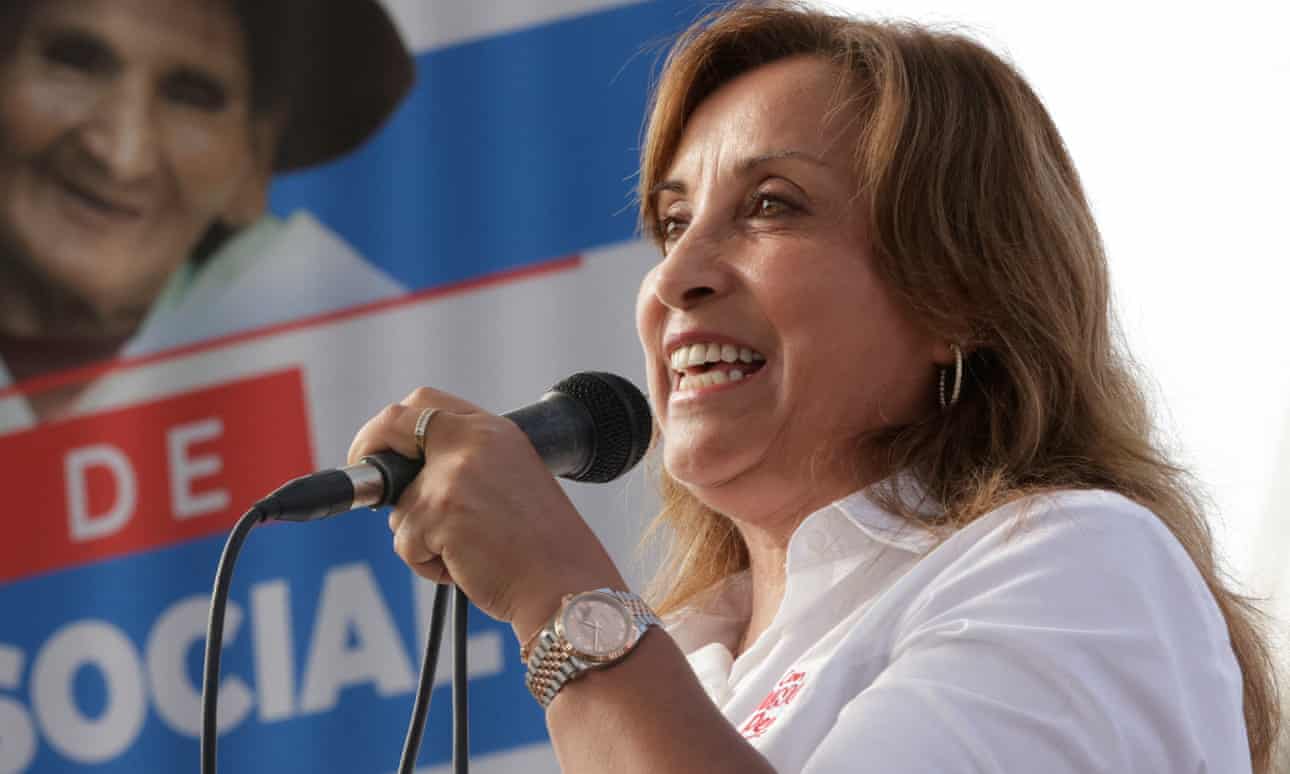 El presidente de Perú, Dina Boluarte, bajo presión debido al escándalo de 'Rolexgate'.