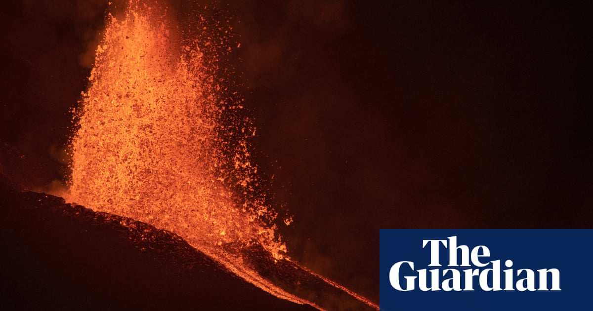 Lava continues to erupt from volcano on Spanish island of La Palma – video