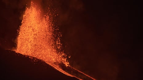Lava continues to erupt from volcano on Spanish island of La Palma – video 