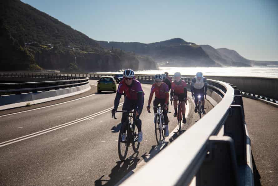 Jinetes en el puente Sea Cliff