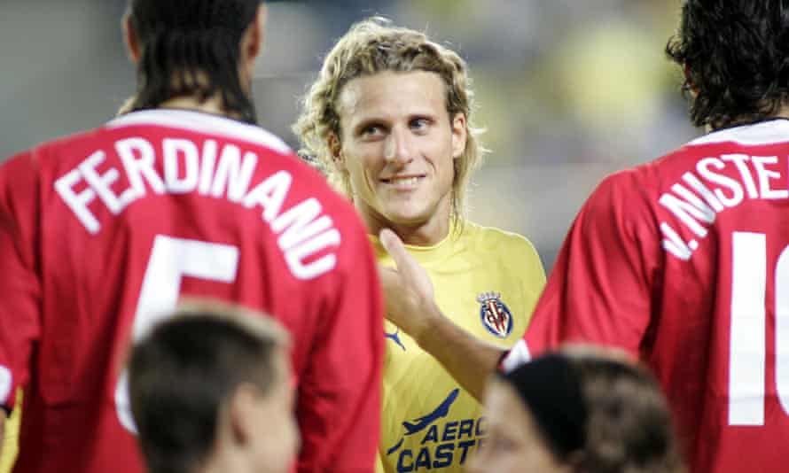 Diego Forlán is greeted by former Manchester United teammates Rio Ferdinand and Ruud van Nistelrooy before a Champions League match in 2005.