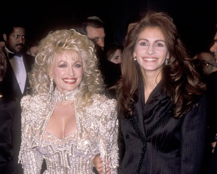 Dolly Parton and Julia Roberts attend the Steel Magnolias premiere in New York City in 1989.