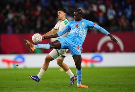 Axel Tuanzebe tries to control a high bouncing ball under pressure from Ibrahim Maza during the Democratic Republic of the Congo’s 2025 Africa Cup of Nations knockout game with Algeria