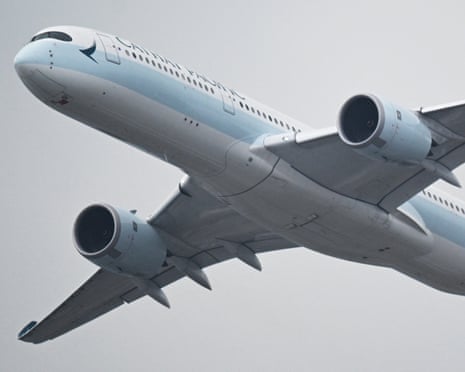 Vista aerea di aerei commerciali in volo