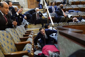 Gaz lacrymogène et coups de feu tirés alors que la foule pro-Trump se déchaîne au Congrès | Nouvelles américaines
- Foot 2020 Les gens s'abritent dans la galerie de la Chambre alors que la foule pro-Trump tente de pénétrer dans la salle de la Chambre au Capitole américain mercredi.