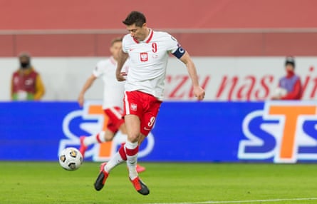 Lewandowski wykonuje kopnięcie bekhendowe w eliminacjach do Mistrzostw Świata