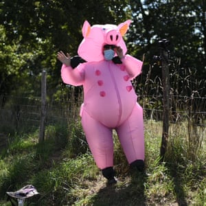 A fan waits for the riders during the 12th stage between Chauvigny and Sarran.