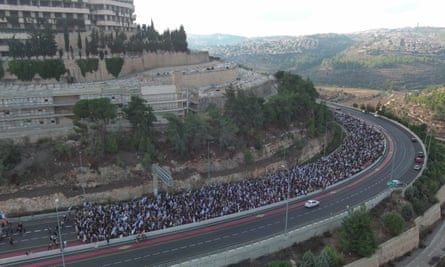 Una strada piena di manifestanti