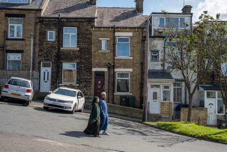 قسمة آرا مع والدها محمد أيوب بالقرب من منزلهما في برادفورد.