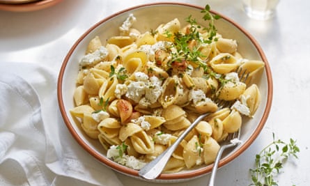 Pasta with whole garlic, goat’s cheese and thyme.