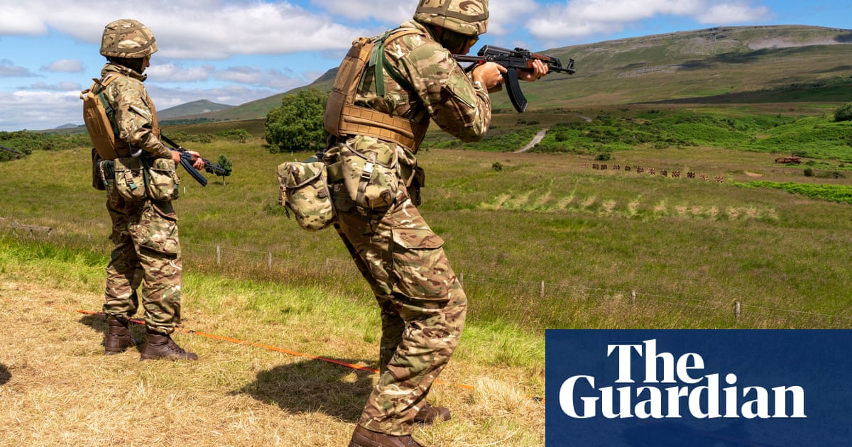 Ukrainian soldiers arrive in UK for training with British forces