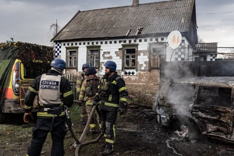 Работники экстренных служб потушили возгорание автомобиля после обстрела российскими войсками Константиновки на Украине.