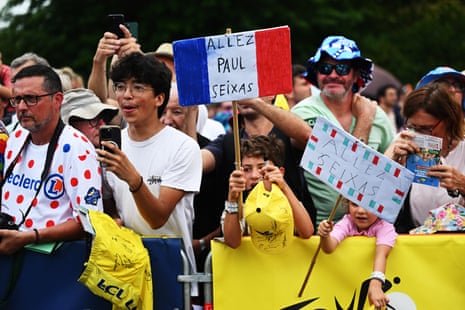 Fans of Paul Seixas at the start.