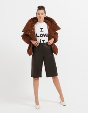 model vesh xhaketë të mbushur, 89 £, depo.com. T-shirt, 95, bellafreud.com. Cottottes lëkure, 225,, arket.com. Heels, 89 £, stories.com